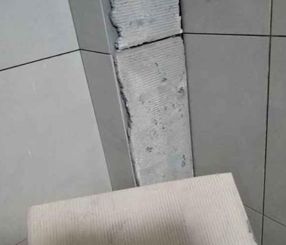 朗县瓷砖空鼓维修公司分享下厨房瓷砖脱落的补救措施。